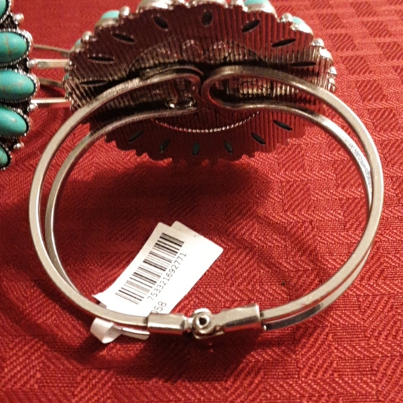 💙HP💙SILVER AND TURQUOISE CONCHO HINGED BRACELET - Picture 3 of 5